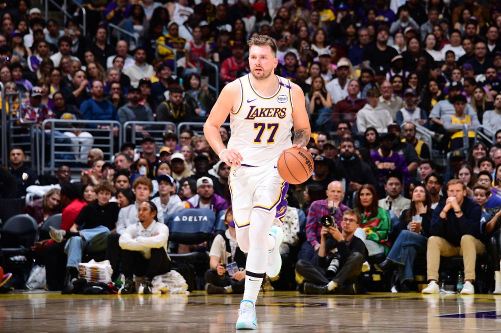 给你修修胡子，瓦科分享自己用剪刀剪克雷桑胡子的照片